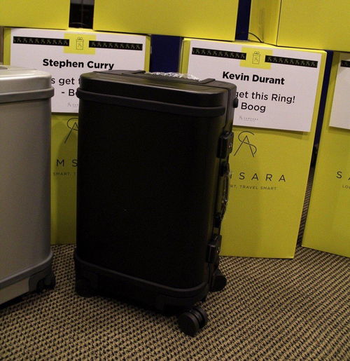 豪爽考辛斯底薪簽約不忘送禮，4600元智能行李箱見證勇士兄弟情